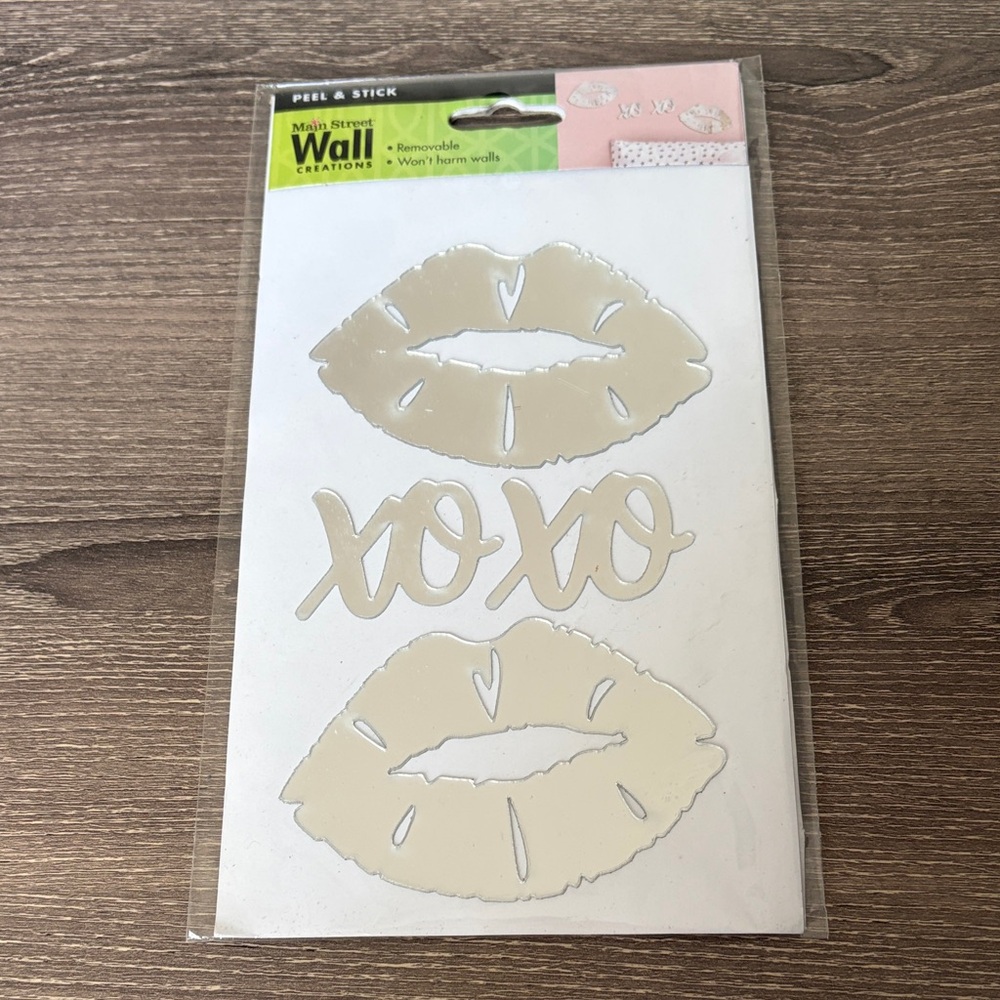❤️$2 Main Street Wall Creations Peel & Stick XOXO Lip Wall Decals